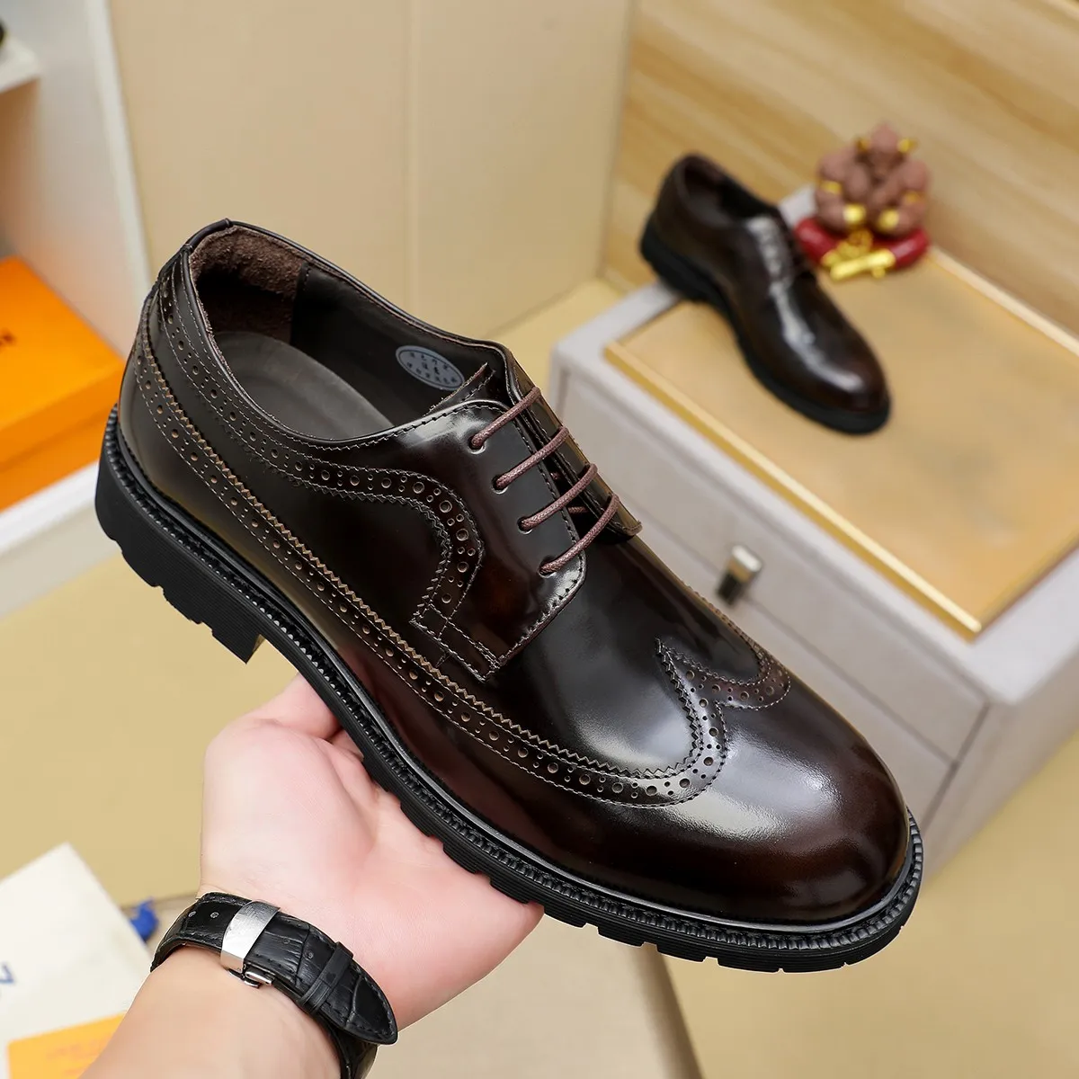 Men's shoes 💰620 💰 Louis Vuitton LV ® Autumn and Winter 🆕 models 🔛Full shoe counter First layer cowhide, 🐂leather lined casual shoes for men, super soft outsole, essential for driving. Counter synchronized original first layer cowhide completely 1:1 mold customization 🌹Top version, 2 colors available! Number: 38-45 (37.46. Customized)
